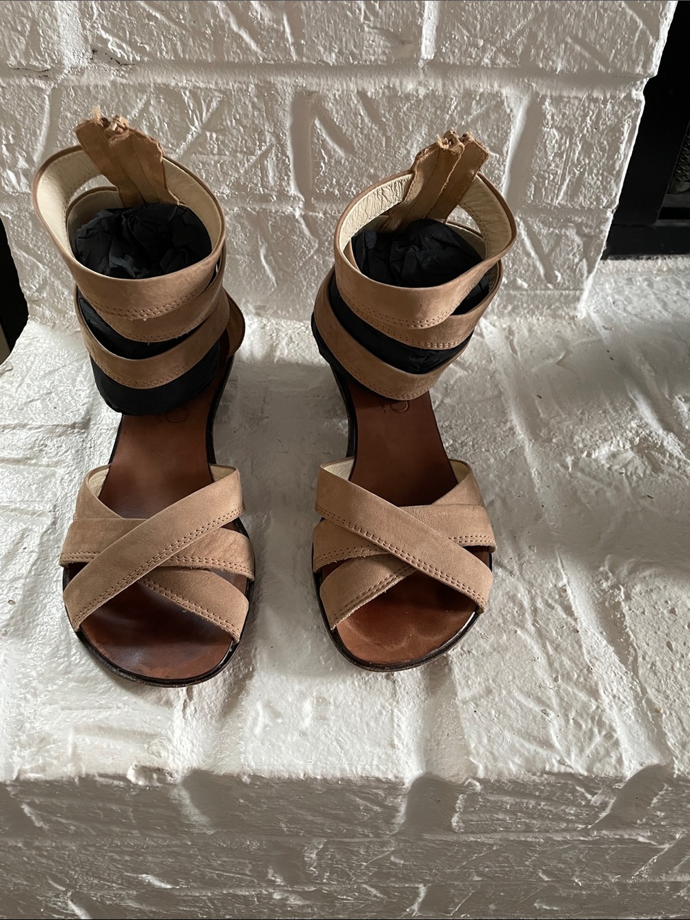 Vero Cuoio Tan and Black Strappy Ankle-Wrap Sandals